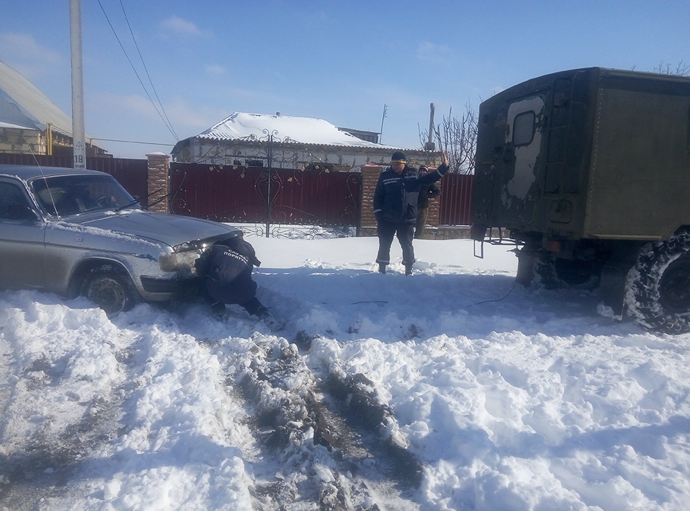 К вопросу о расчищенных дорогах и госпитальных округах: на Николаевщине из Братского в Вознесенск беременную женщину смогли доставить только на спецавтомобиле спасателей 9