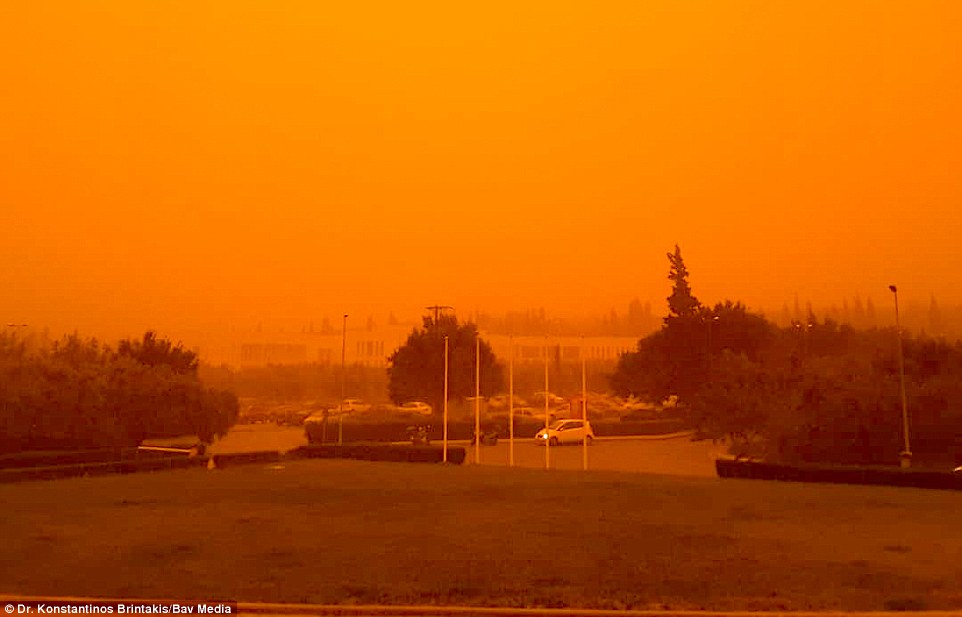 «Оранжевое небо, оранжевое море, оранжевая зелень»: во что превратился Крит из-за пыли из Сахары 11