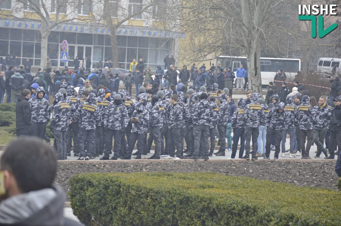 Сессия облсовета в Николаеве. Протест у входа и Нацгвардия по периметру 22