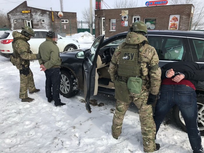 СБУ задержала граждан Украины, которые переправляли авто на евробляхах боевикам "ЛНР" 3
