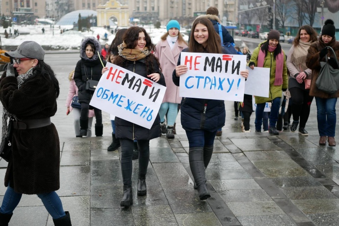 "Мое тело - мое дело", "Бьет - значит, сядет". В Киеве прошел Марш за права женщин 15