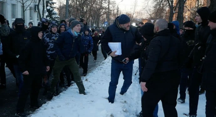 Коридор позора. В Киеве после суда оплевали титушковода Крысина