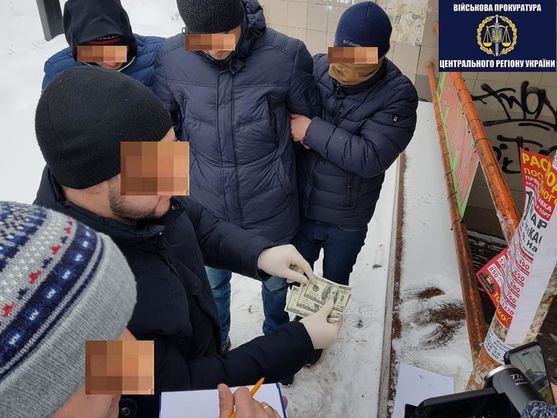 В Борисполе на взятке задержали главных инспекторов таможни 1