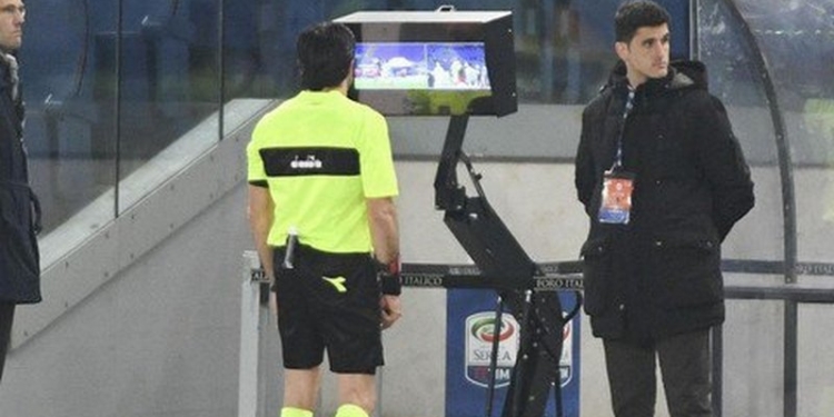 В футбольные правила включили радикальные изменения в виде четвертой замены и использования видеоповторов для судей