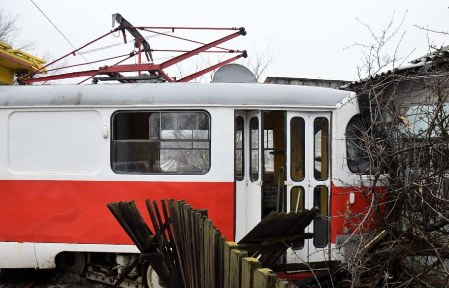 В Донецке трамвай сошел с рельсов и врезался в жилой дом 1