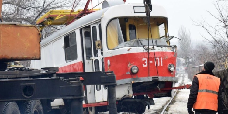 В Донецке трамвай сошел с рельсов и врезался в жилой дом