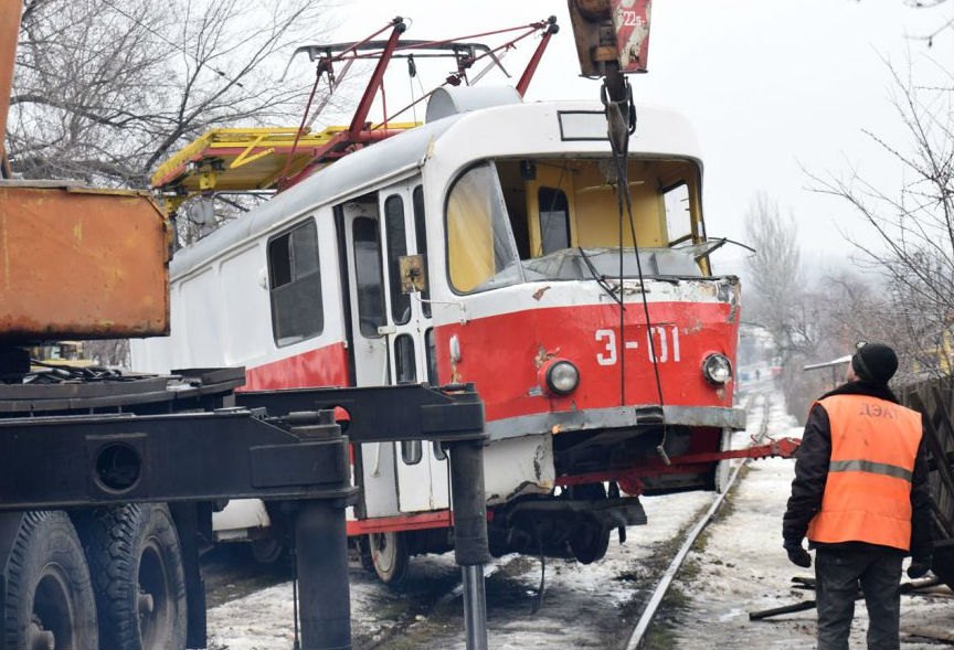 В Донецке трамвай сошел с рельсов и врезался в жилой дом 5