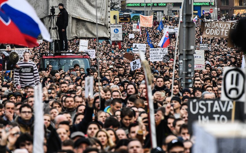 В Словакии снова вышли на многотысячные антиправительственные митинги 19