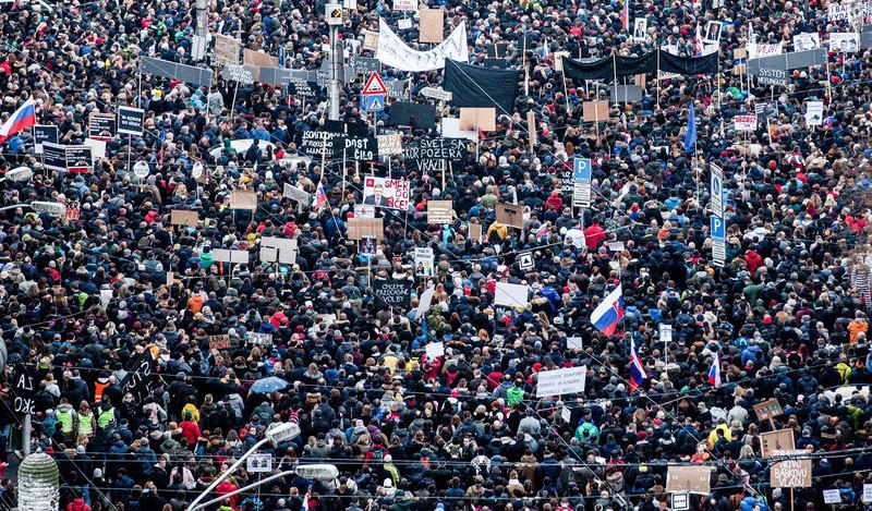 В Словакии снова вышли на многотысячные антиправительственные митинги 9