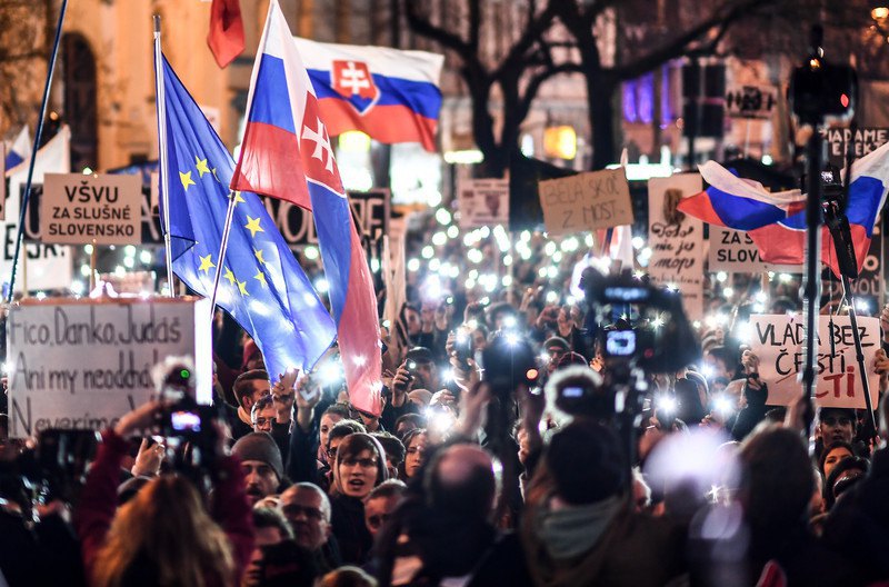 В Словакии снова вышли на многотысячные антиправительственные митинги 7