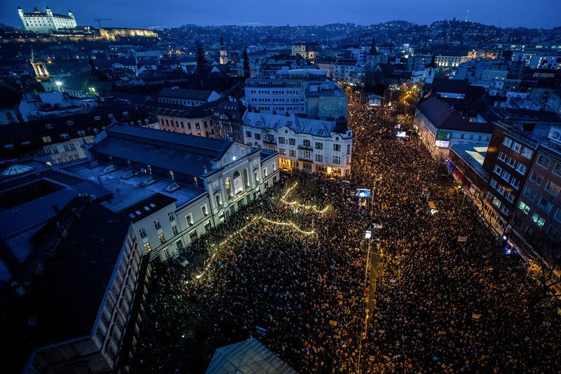 В Словакии снова вышли на многотысячные антиправительственные митинги 17