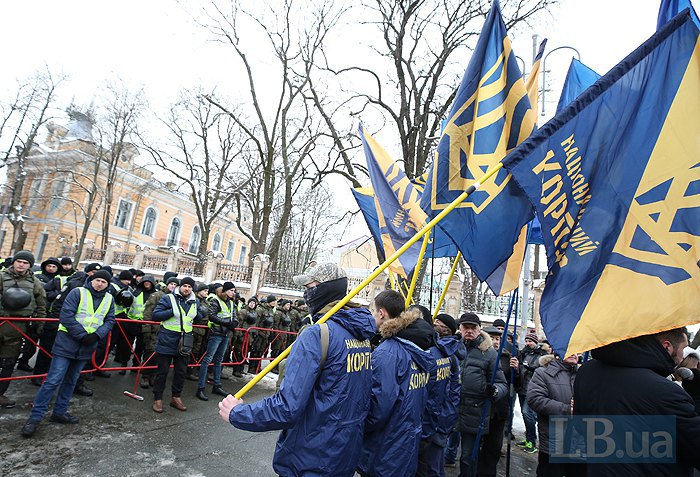 Под Администрацией Президента в Киеве прошла акция с требованием отставки главы Николаевской ОГА Алексея Савченко 19