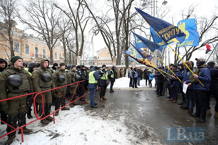 Под Администрацией Президента в Киеве прошла акция с требованием отставки главы Николаевской ОГА Алексея Савченко 17