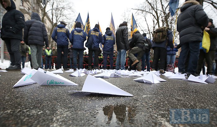 Под Администрацией Президента в Киеве прошла акция с требованием отставки главы Николаевской ОГА Алексея Савченко 21