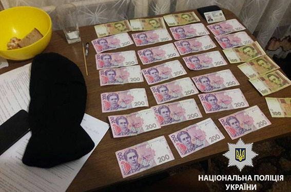 На Николаевщине двое полицейских требовали ежемесячную взятку с наркозависимого в размере 30 тыс.грн.