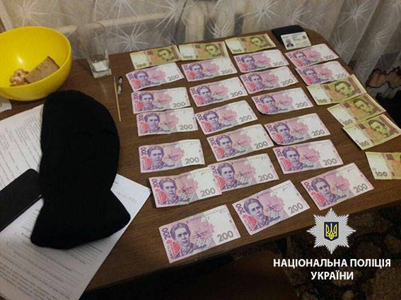 На Николаевщине двое полицейских требовали ежемесячную взятку с наркозависимого в размере 30 тыс.грн. 13