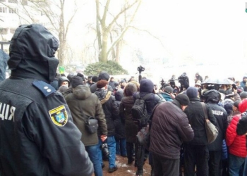 Эхо самоубийства директора Николаевского аэропорта: горожане вышли к Николаевской ОГА требовать отставки Савченко