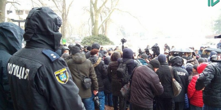 Эхо самоубийства директора Николаевского аэропорта: горожане вышли к Николаевской ОГА требовать отставки Савченко