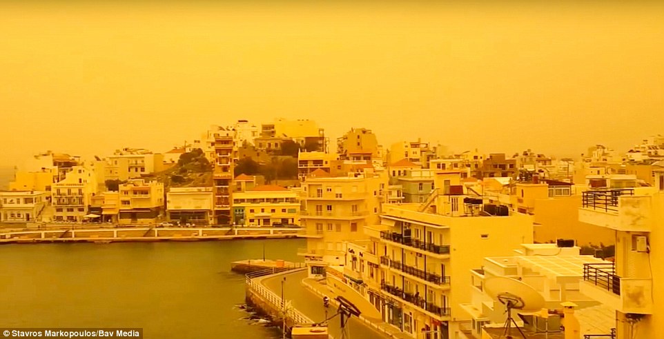 «Оранжевое небо, оранжевое море, оранжевая зелень»: во что превратился Крит из-за пыли из Сахары 13