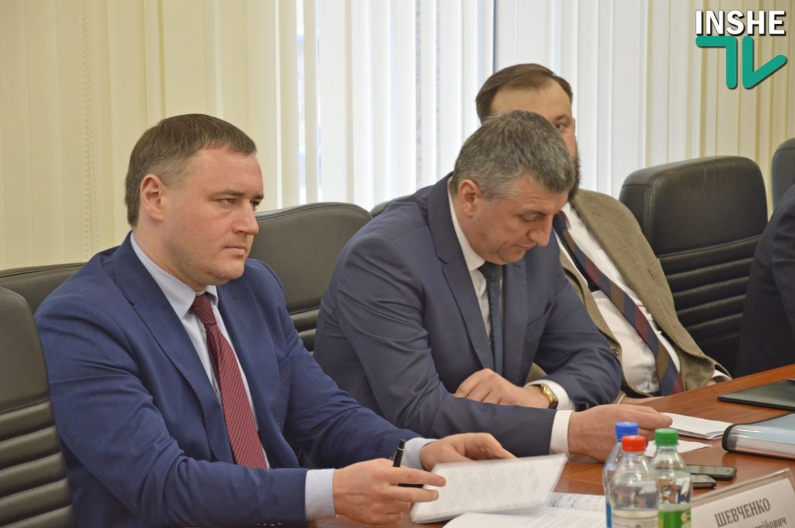 ОБНОВЛЕНО: Президиум Николаевского облсовета решил больше никогда не выносить вопрос вывешивания красно-черных флагов на админзданиях на сессию 13