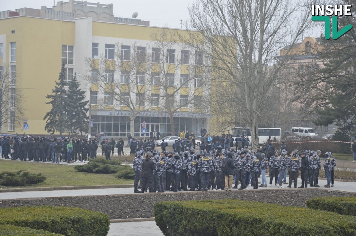 Сессия облсовета в Николаеве. Протест у входа и Нацгвардия по периметру 24