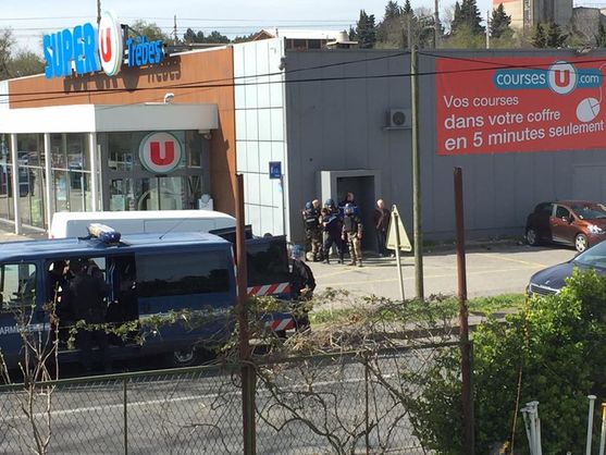 Террорист захватил заложников во Франции. Одного убил 1