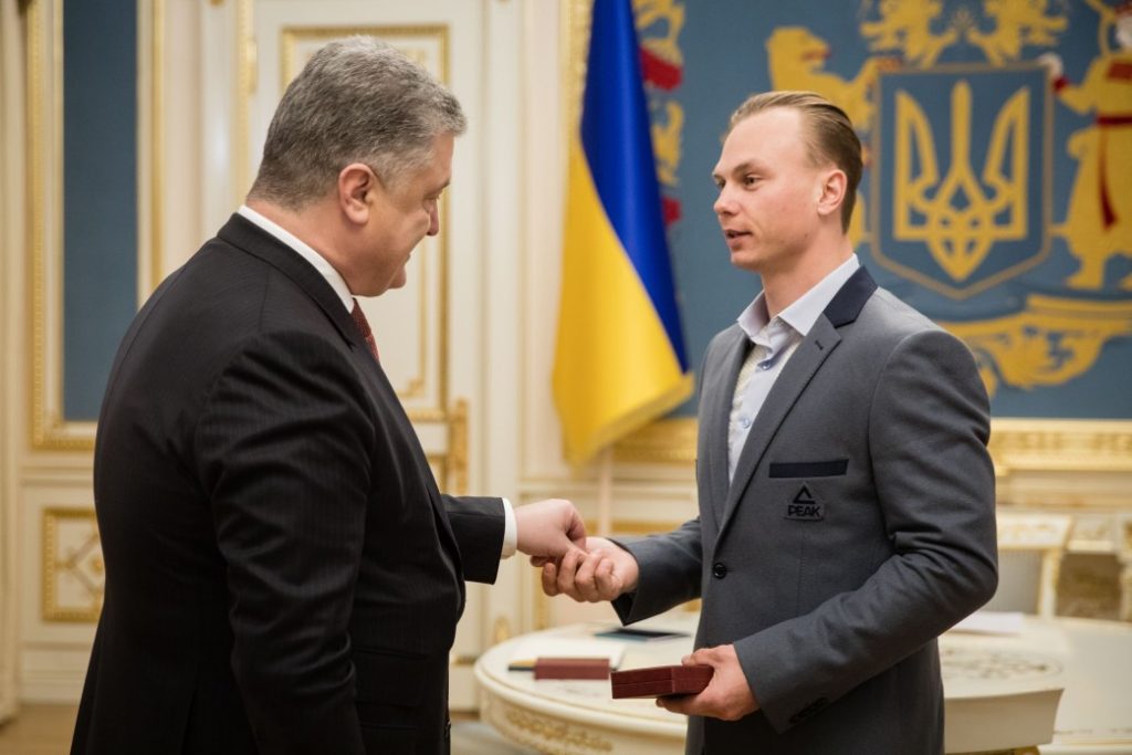 Президент вручил Александру Абраменко орден и сертификат на жилье. Только фамилию перепутал 5