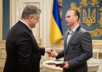 Президент вручил Александру Абраменко орден и сертификат на жилье. Только фамилию перепутал