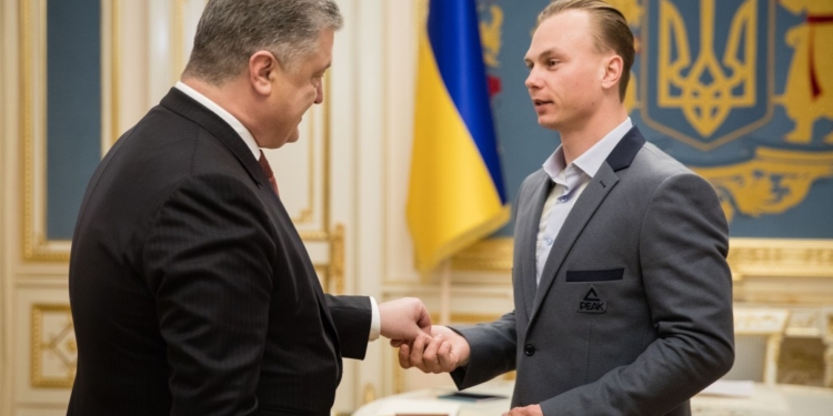 Президент вручил Александру Абраменко орден и сертификат на жилье. Только фамилию перепутал