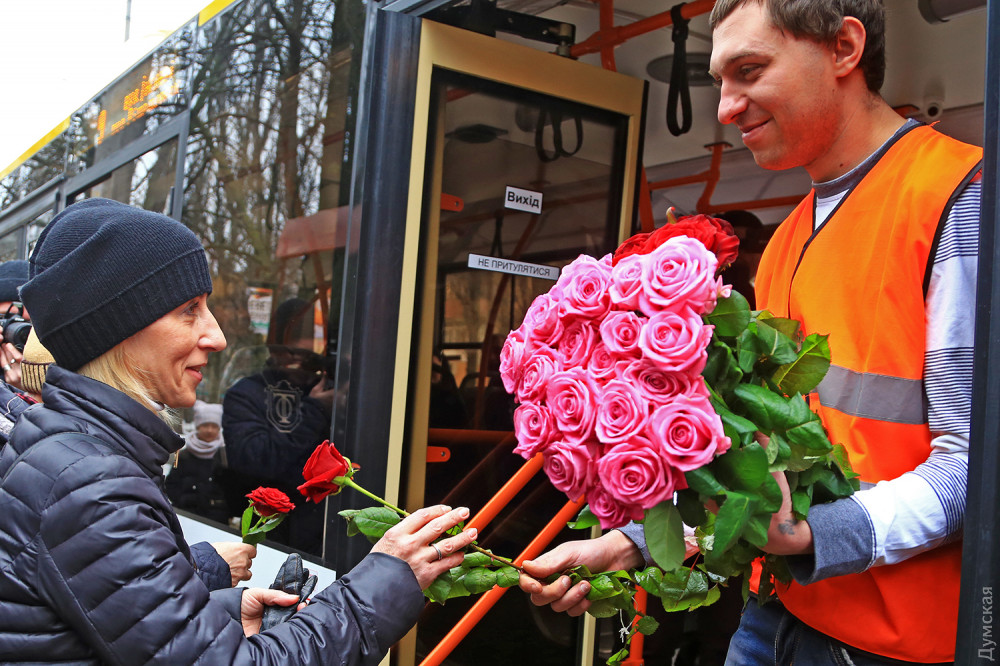 Не «в кейптаунском порту», а в Одессе женщин в троллейбусе сегодня встречали музыкой и розами 15