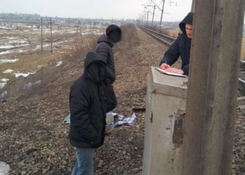 Для милых дам? В Вознесенске два “джентльмена” разобрали трансформаторную будку ради подарков