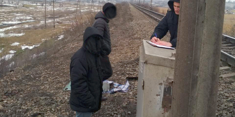 Для милых дам? В Вознесенске два “джентльмена” разобрали трансформаторную будку ради подарков