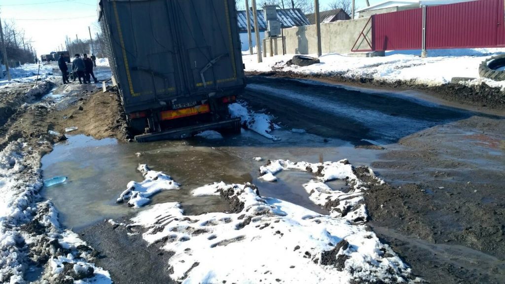 Жители Воссиятского на Николаевщине требуют ремонта трассы Николаев-Кропивницкий – 26 марта они перекроют дорогу 13