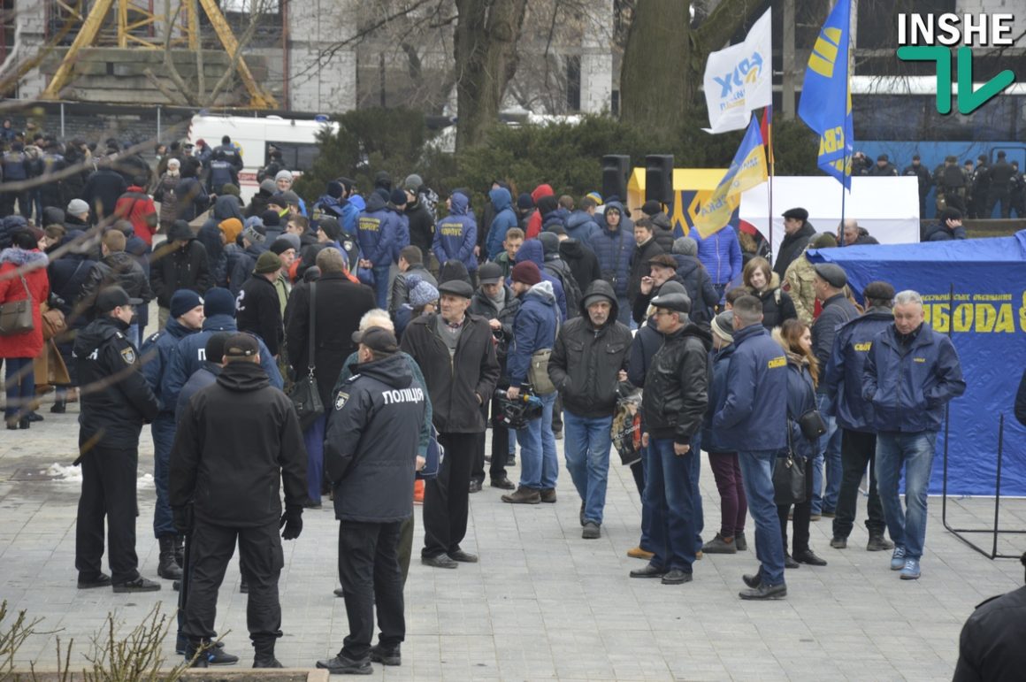 Сессия облсовета в Николаеве. Протест у входа и Нацгвардия по периметру 26