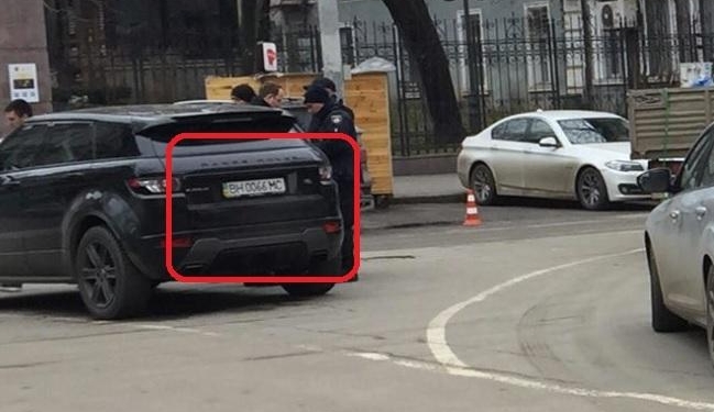 Такое может быть только в Одессе? Там случайно встретились 2 внедорожника на одинаковых номерах