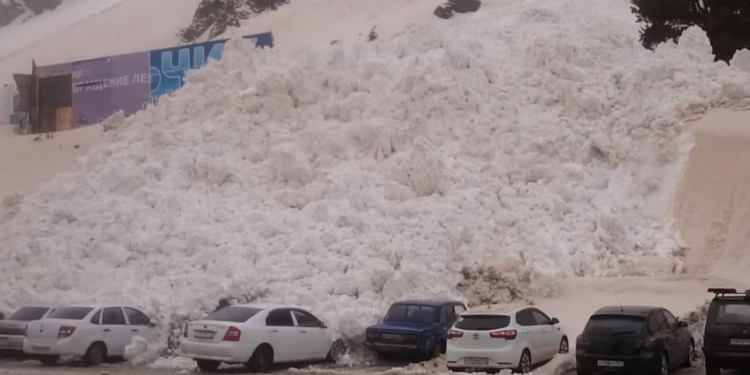 С Эльбруса сошла лавина и прямо на машины – одни засыпало, другие разбросало