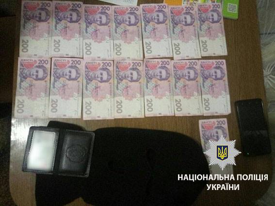 На Николаевщине двое полицейских требовали ежемесячную взятку с наркозависимого в размере 30 тыс.грн. 17