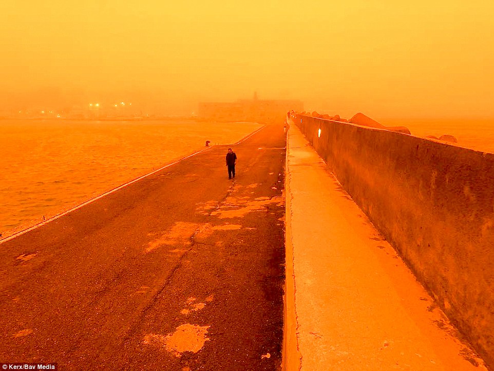 «Оранжевое небо, оранжевое море, оранжевая зелень»: во что превратился Крит из-за пыли из Сахары 17