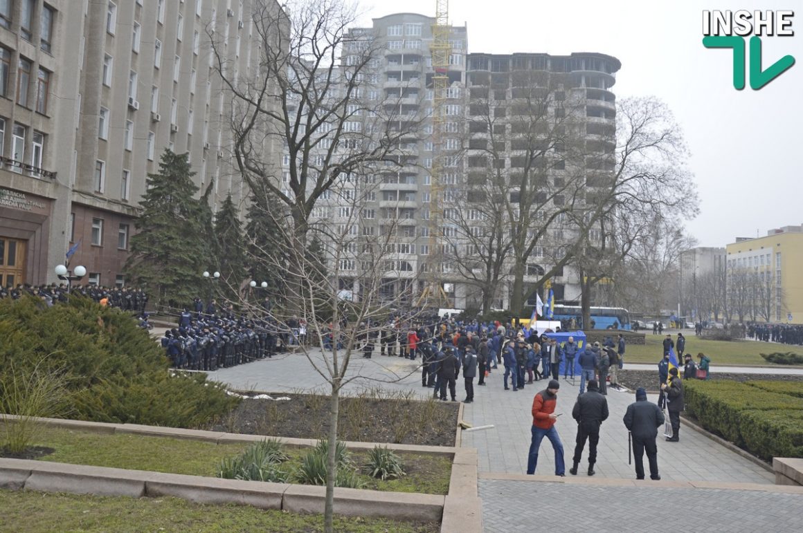 Сессия облсовета в Николаеве. Протест у входа и Нацгвардия по периметру 28