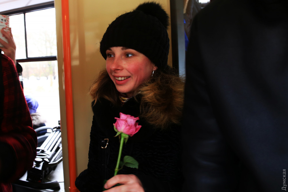 Не «в кейптаунском порту», а в Одессе женщин в троллейбусе сегодня встречали музыкой и розами 17