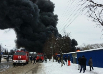 В Черновцах горит огромный рынок