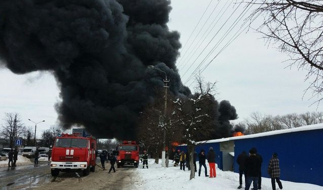 В Черновцах горит огромный рынок