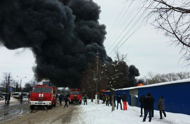 В Черновцах горит огромный рынок 1