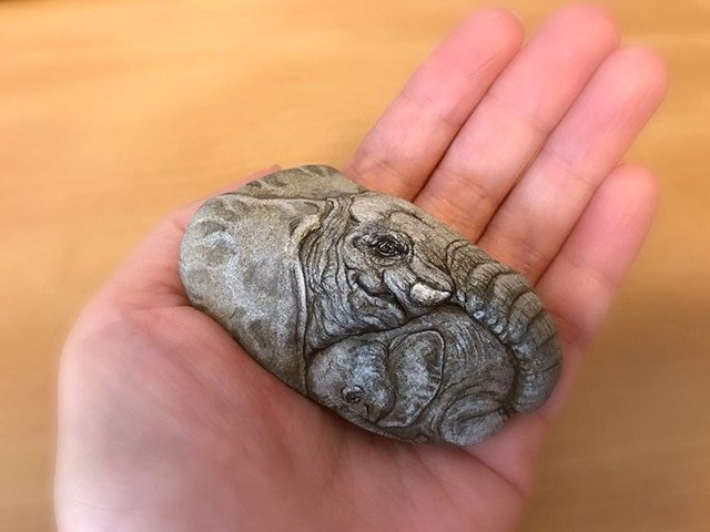 Сложно поверить, что они из камня. Японская художница создает "ручных" животных 31