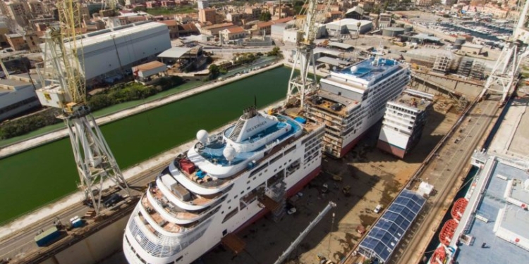 В Италии разрезали огромный круизный лайнер – чтобы сделать его длиннее