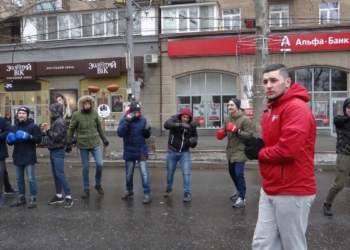 В Николаеве детей в мороз и ледяной ветер выгнали на улицу – на “Весенние веселые старты”