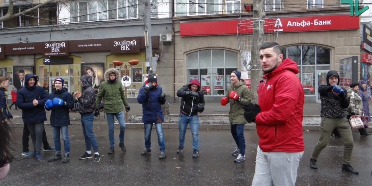 В Николаеве детей в мороз и ледяной ветер выгнали на улицу – на “Весенние веселые старты”