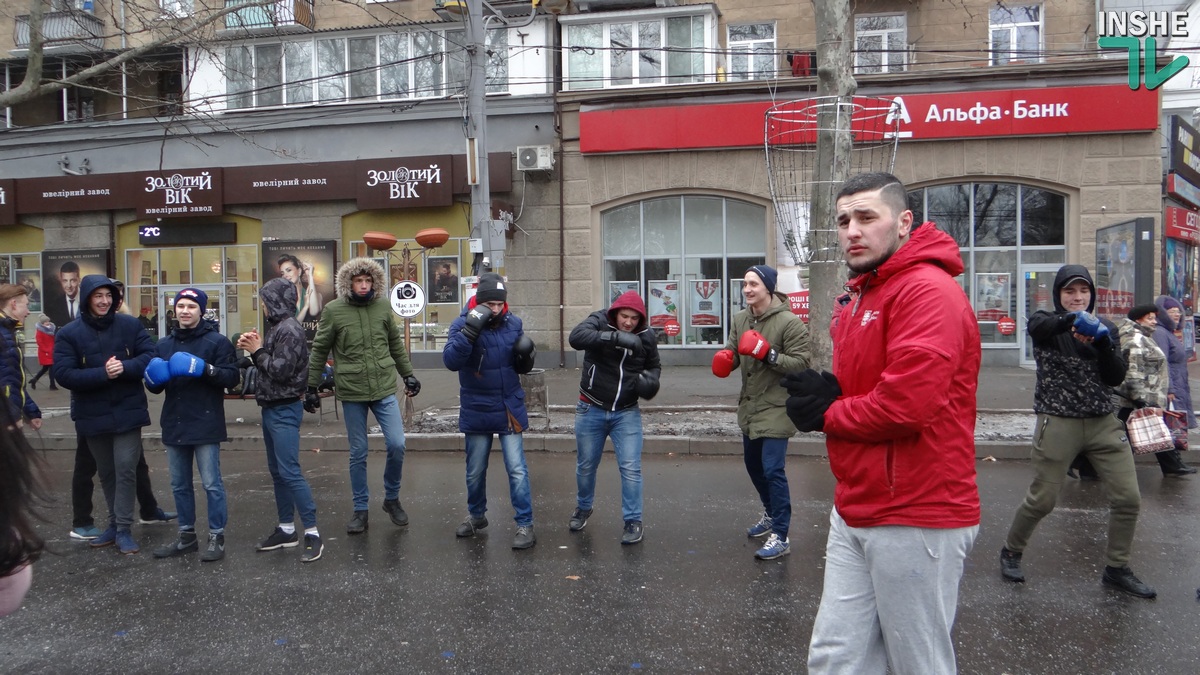 В Николаеве детей в мороз и ледяной ветер выгнали на улицу – на “Весенние веселые старты”