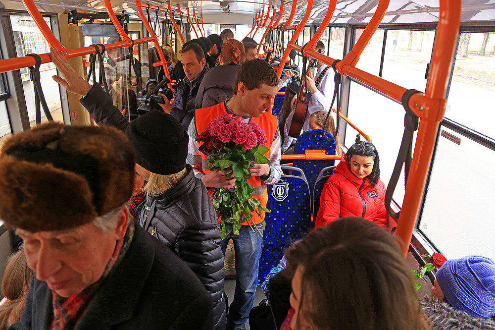 Не «в кейптаунском порту», а в Одессе женщин в троллейбусе сегодня встречали музыкой и розами 1