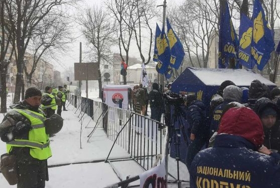 Во Львове активисты не позволили женщине проголосовать на выборах президента РФ